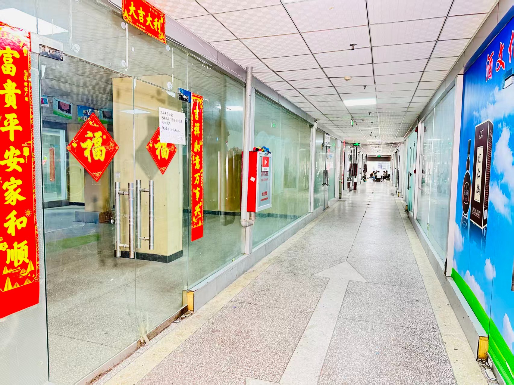 涧河东路园区位于洛阳市老城区春都路商贸核心区域，周边商业氛围成熟，交通便利，配套完善。依托传统副食品商贸资源，园区具备良好的经营基础和人气优势，是企业办公、商品展示、批发零售及创业发展的理想选择。