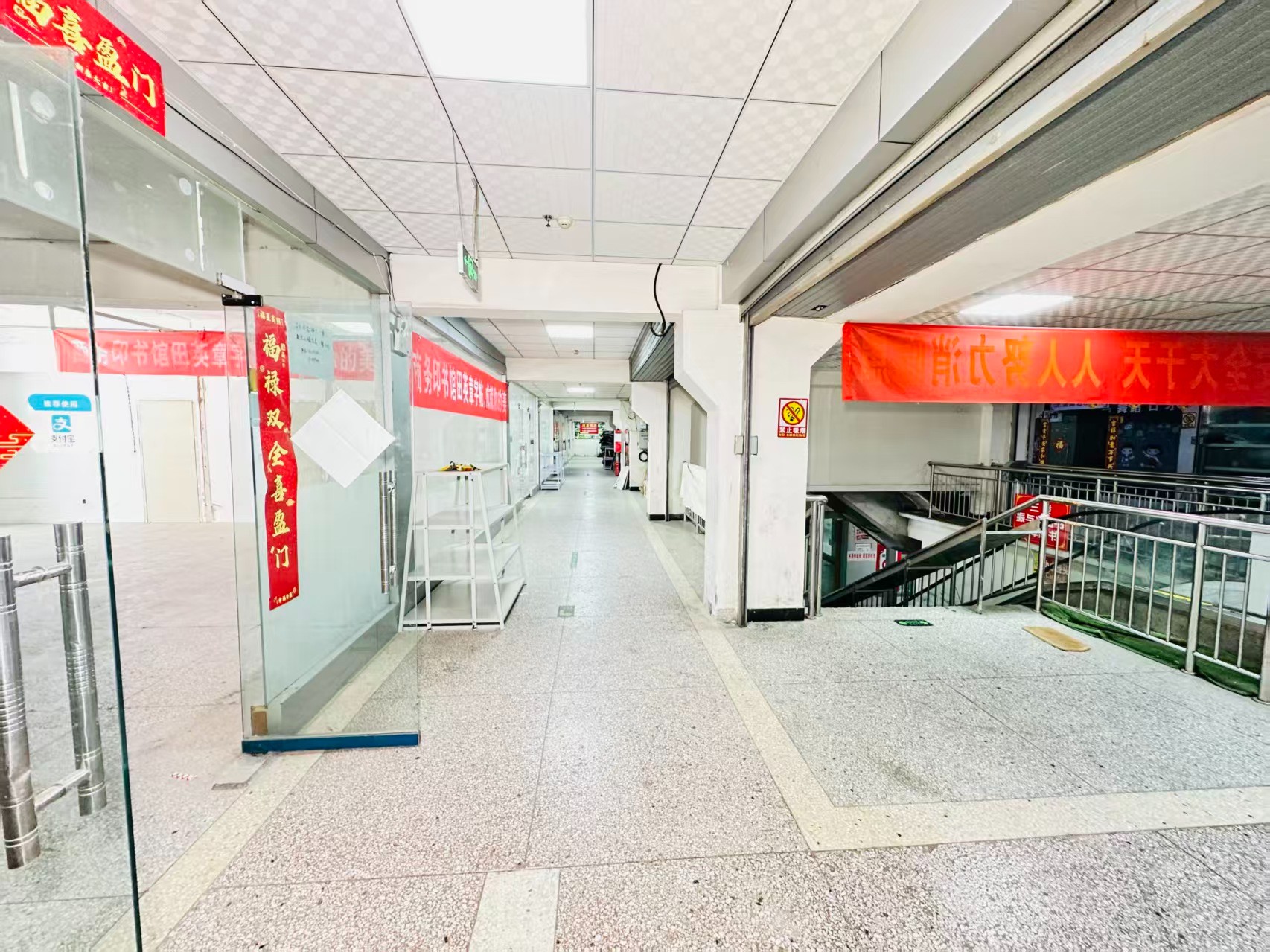 涧河东路引入人工智能技术应用场景，推动AI与商业、零售、电商、企业服务等领域融合发展。