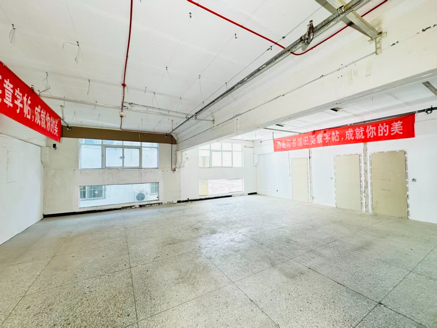 涧河东路重点吸引人工智能应用、数字经济、电商直播、智能制造服务、软件开发、科技创新企业及创业团队入驻